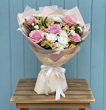 Букет цветов из:  Гвоздики, Орхидеи и Розы в Майртупе