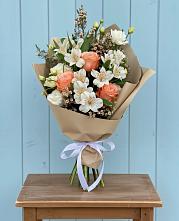Букет цветов из:  Альстромерии, Лизиантусы, Розы и Хризантемы в Майртупе