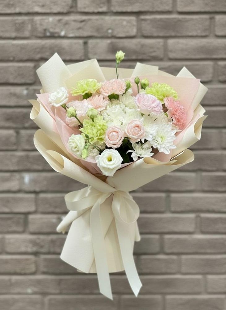 Букет цветов из: Гвоздики, Розы, Лизиантусы и Хризантемы в Майртупе