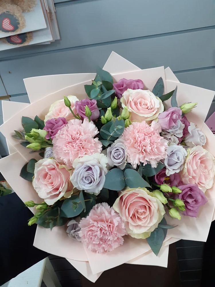 Букет цветов из: Розы, Гвоздики и Лизиантусы в Майртупе