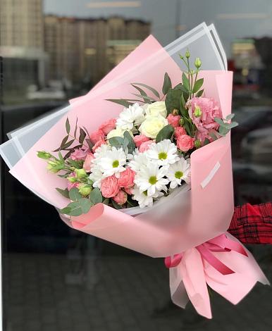 Букет цветов из: Розы, Лизиантусы и Хризантемы в Майртупе